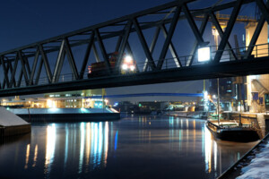 Nachtaufnahme Eisenbahnbrücke
