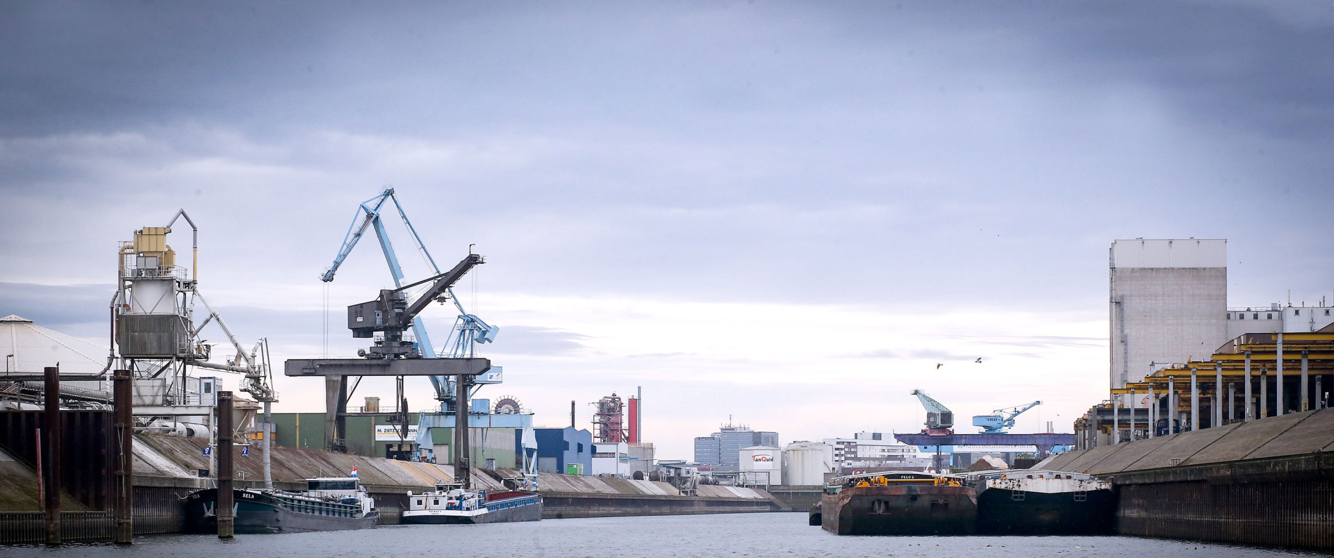 header_karriere_b37Y7242 header_karriere_b37Y7242